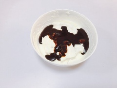Giữ lại 1 ít kem whipping màu trắng. Lượng còn lại trong thố đem trộn đều với siro chocolate đen để có được màu nâu xám trang trí bánh.