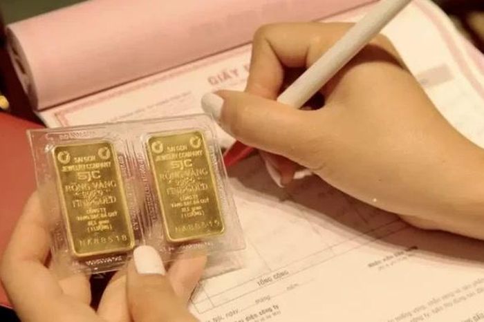 Người mua 'gánh' rủi ro khi mua vàng nhận giấy hẹn - Đài Phát thanh và truyền hình Hà Nội