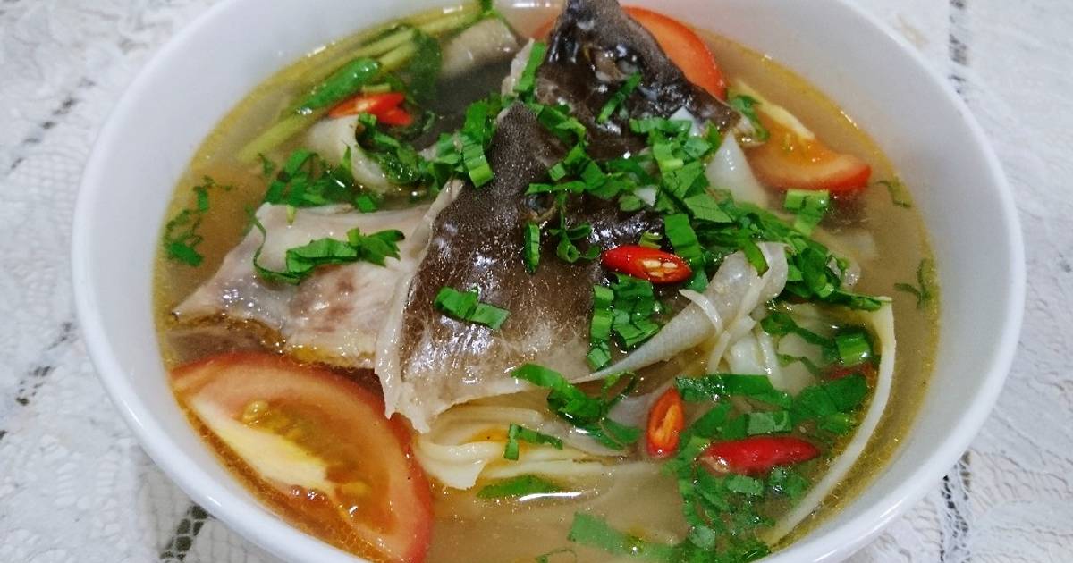 Canh cá đuối nấu măng chua
