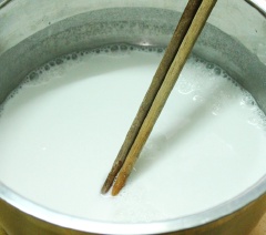 Đổ 200g bột gạo, 500ml nước sạch, 100ml nước vôi trong và 3g muối vào nồi, khuấy đều cho hỗn hợp hòa vào nhau. Đặt nồi chứa hỗn hợp bột lên bếp, mở lửa vừa. Liên tục đảo đều đến khi bột sánh, đặc và trong thì tắt bếp.