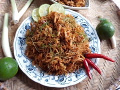 Khi thấy thịt gà đã khô, cho lá chanh thái sợi vào, đảo thêm lần nữa thì tắt bếp cho ra khay để nguội. Bạn cho thịt gà vào hũ đậy kín và dùng dần. Món gà xé cay đơn giản này dùng làm món ăn vặt nhâm nhi khi buồn cực hợp luôn nha.