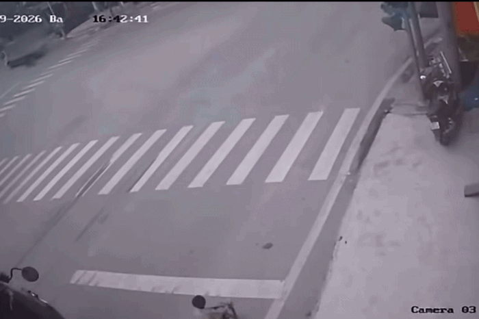 Clip: Cậu bé đạp xe thoát hiểm thần kỳ khỏi gầm ô tô tải - Báo Tiền Phong