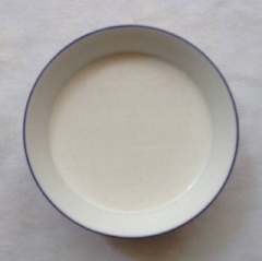 ho nước lạnh cao hơn bột sắn dây 1cm, quậy bột cho tan mịn. Sau đó lọc bột sắn dây qua rây cho sạch.