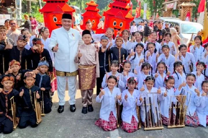 Bupati Bogor Rudy Susmanto memberikan apresiasi kepada siswa berprestasi di Kabupaten Bogor.