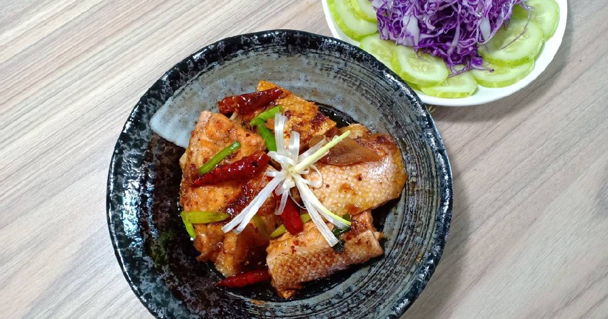 Lườn cá hồi kho tộ