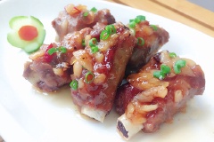 Cho sườn xào chua ngọt ra đĩa, rắc thêm chút hành lá thái nhỏ để trang trí cho đẹp mắt. Món sườn xào chua ngọt miền Bắc thơm phức, ăn với cơm hấp dẫn vô cùng.