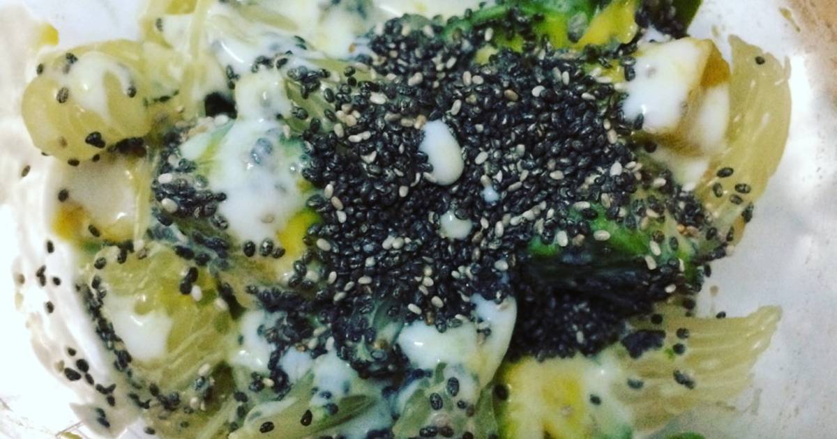 Hạt chia đen trộn trái cây và sữa chua