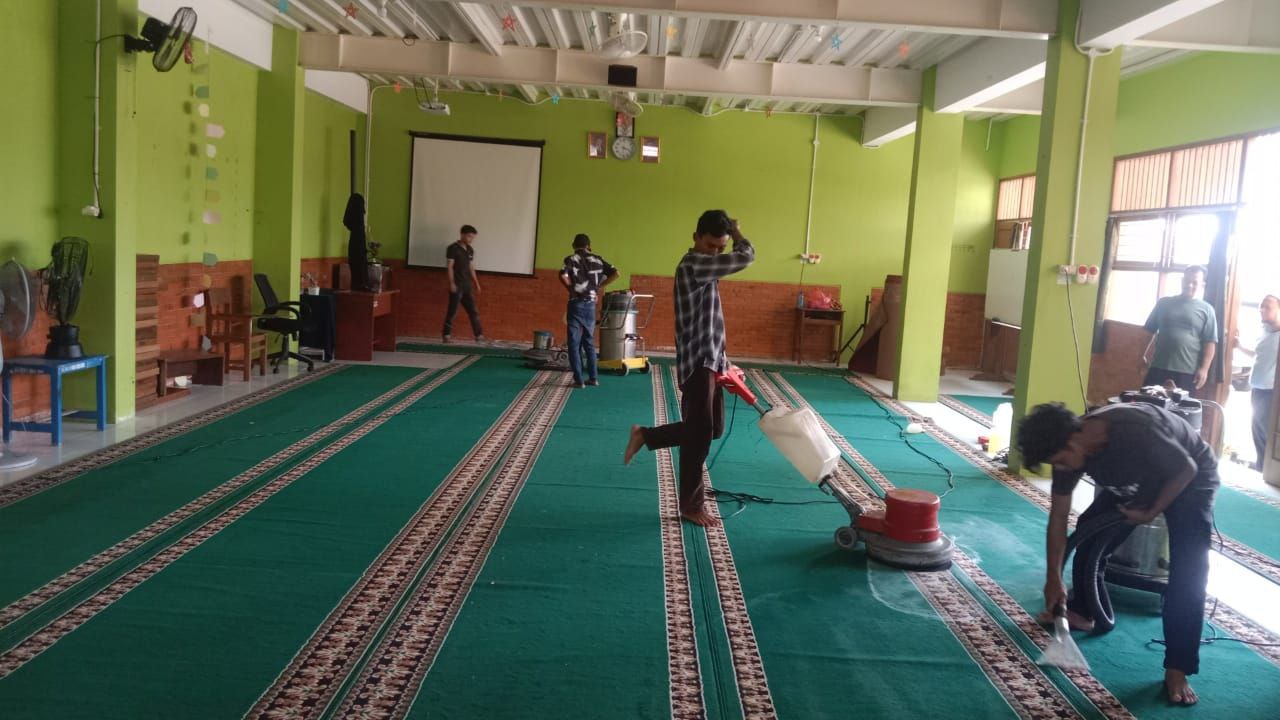 Dokumentasi cuci karpet masjid 1