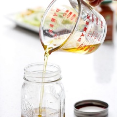 Đu đủ gọt vỏ, thái miếng mỏng. Bơ bổ đôi, bỏ hạt, lột vỏ, thái miếng tương tự như đu đủ. Xà lách rửa sạch cắt nhỏ. Cho xà lách, đu đủ, bơ vào 1 cái đĩa trộn. Ở 1 bát khác, trộn đều giấm, dầu olive, bột ớt, mật ong lại với nhau rồi rưới vào phần rau quả.