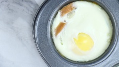 Lúc này trứng trong lò đã chín, chuẩn bị 2 lát sandwich để dùng với trứng. Nhanh tay rưới sốt Hollandaise lên bánh sandwich. Rắc thêm ít tiêu để bánh ngon hơn.