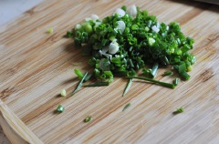 Hành lá rửa sạch, cắt khúc 1cm.