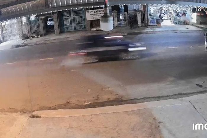 CLIP: Taxi tông một người đi bộ tử vong - Báo Người Lao Động