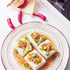 Đậu hũ nhồi thịt hấp đơn giản với những miếng đậu hũ hấp chín mềm mịn, thịt bùi béo, quyện cùng sốt thanh đạm. Món đậu hũ hấp đơn giản hứa hẹn mang đến bữa cơm ngon miệng cho cả gia đình.