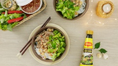 Chuẩn bị tô, cho giá đỗ và rau thơm cắt nhỏ bên dưới, gắp bún, thịt bò xào và xà lách cắt nhỏ lên trên, thêm đậu phộng, hành phi và cuối cùng rưới nước mắm lên là hoàn tất. Món bún thịt bò xào kiểu Nam Bộ là món ăn ngon và không tốn quá nhiều thời gian chế biến, ngoài cuối tuần ra bạn cũng có thể làm ăn sáng cũng rất hợp lý đấy.