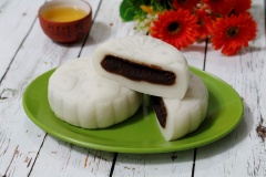 Bánh sau khi làm xong cần được cho vào túi và hàn kín miệng. Bạn cũng có thể cất bánh trong hộp kín để bảo quản. Bánh dẻo thường để sang ngày hôm sau mới ăn sẽ ngon hơn.