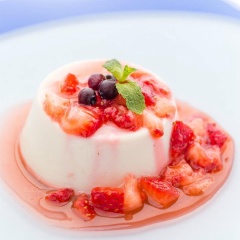 Khi pudding đông lại, bạn dùng một con dao nhọn khía quanh thành cốc rồi nhẹ nhàng úp ngược cốc pudding ra đĩa. Đổ nước sốt dâu tây lên trên, trang trí thêm lá bạc hà cho đẹp mắt.