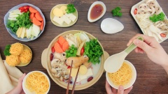 Dọn lẩu gà sữa đậu nành ra, chuẩn bị thêm ít đậu hũ và mì để ăn cùng. Khi ăn đun sôi nước lẩu, nhúng thịt gà vào, đợi thịt gà chín thì cho các loại rau nấm vào rồi thưởng thức thôi. Nước lẩu gà ngọt thanh, beo béo vị sữa đậu nành, thịt gà dai ngọt tự nhiên, các loại rau nấm ăn kèm sận sật tạo nên tổng thể hương vị rất ngon miệng. Nếu muốn đổi vị cho bữa tiệc gia đình sau những ngày ăn quá nhiều thịt mỡ gây ngấy thì hãy nấu lẩu gà sữa đậu nành nhẹ nhàng thanh tao ngay nhé!