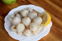 Bóc vỏ vải, dùng dao nhọn tách lấy cùi vải, bỏ hạt, cho ra đĩa. Khi tách hạt, cầm quả vải nhẹ nhàng, tránh bóp mạnh gây chảy nước, nước ép sẽ không còn nhiều nước ngọt nữa.