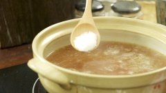Cuối cùng cho vào 1/3 muỗng canh muối và cho bò vào hầm với lửa vừa trong 1 tiếng.