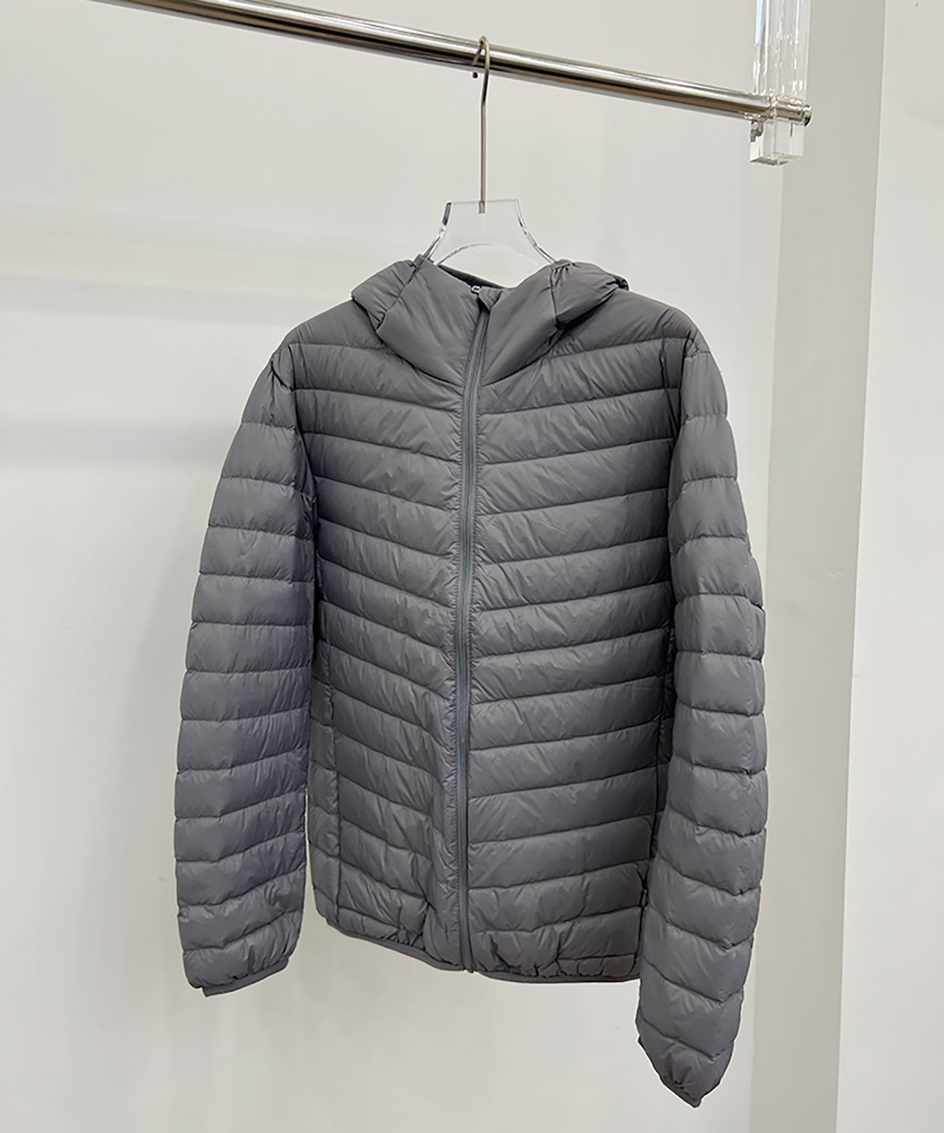 Lightweight men's down jacket, short, with hood