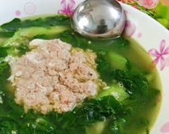 Trút canh ra chén rồi đổ phần thịt cua lên trên. Thưởng thức canh khi còn nóng. Canh cua rất phù hợp cho những ngày hè vì mùi vị thơm ngon và đậm đà của nó.