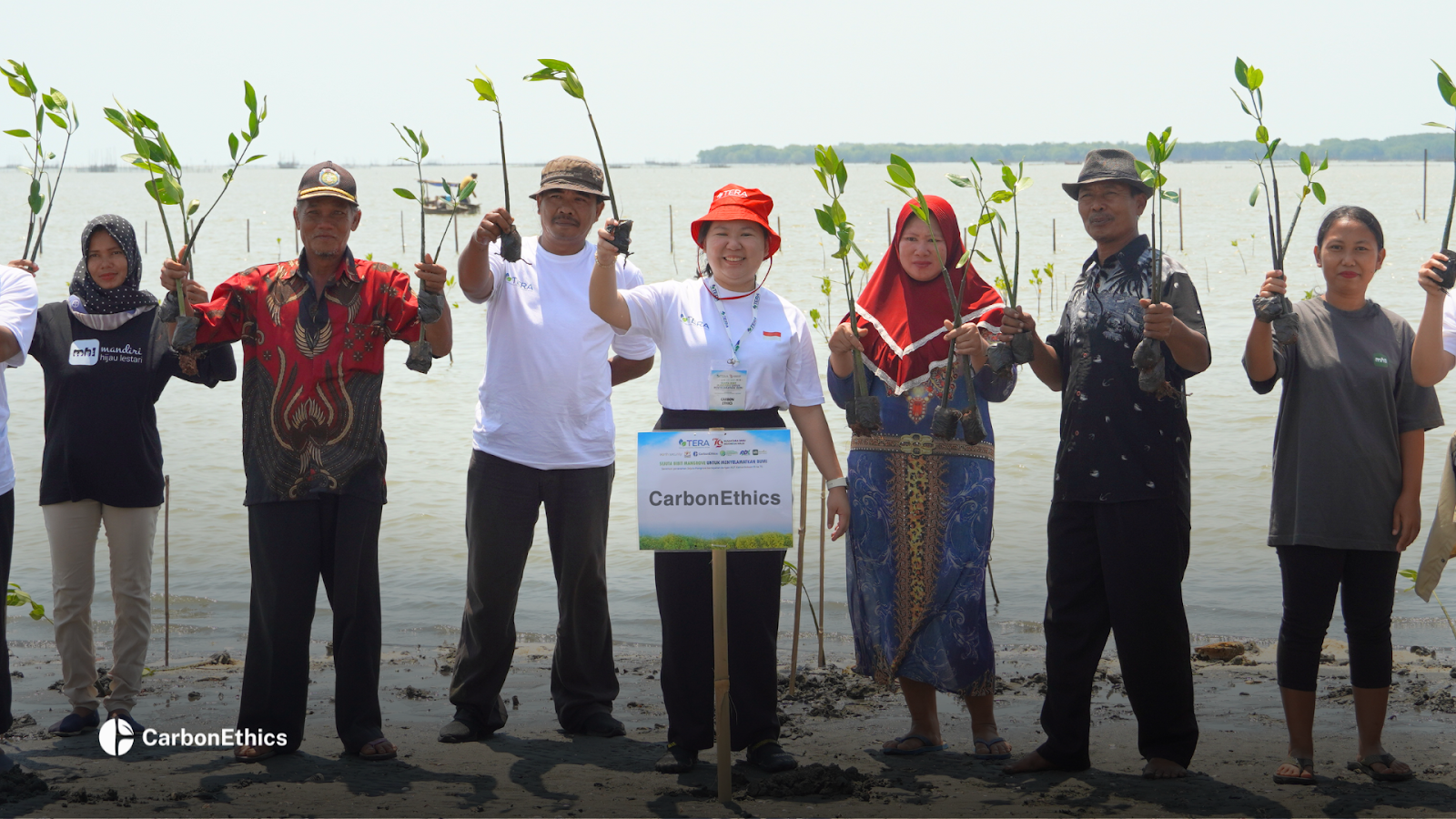 On August 17, 2024, Indonesia celebrates its 79th Independence Day. CarbonEthics planted mangroves to commemorate the day in Pabean Ilir Village, Indramayu, West Java. Organized by KADIN Indonesia (Indonesian Chamber of Commerce and Industry), the event was part of the TERA Batch-1 (Take Environmental Regenerative Action) Program, which focuses on mangrove planting as a concrete step toward environmental recovery.