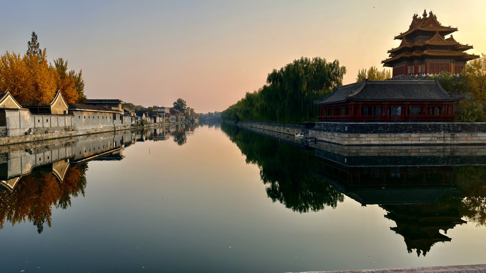 Canal de Beijing al atardecer