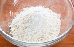 Trộn bột mì, muối, bột nở vào 1 cái tô. Nhúng tôm lần lượt vào hỗn hợp bột như hình bên.
