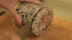 Giò thủ Le Gourmet mua về bảo quản ở ngăn mát tủ lạnh, khi ăn cắt thành khoanh tròn vừa ăn, sau đó cắt làm tư.