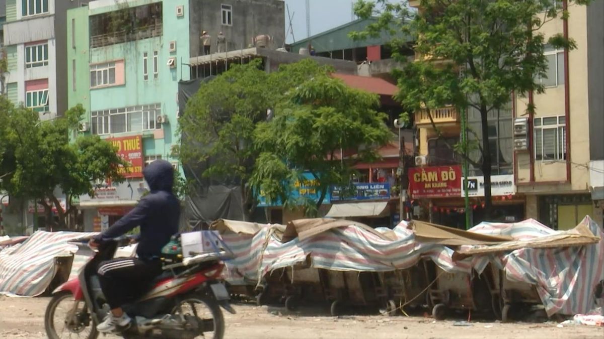 Thi công dang dở, đường Nguyễn Cảnh Dị thành nơi đổ rác - Đài Phát thanh và truyền hình Hà Nội