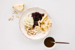 Trong chén nhỏ, trộn đều 60ml nước cam, 2 muỗng mật ong, 2 muỗng giấn Balsamic, 1 muỗng vỏ cam bào, 1 muỗng mù tạt vàng, 1 muỗng dầu olive, muối, tiêu rồi khuấy đều. Lê gọt vỏ, cắt lát. Cho củ dền, hành tây, lê, hạnh nhân, phô mai vào tô. Rưới nước sốt lên và trộn thật đều là hoàn thành rồi đó.