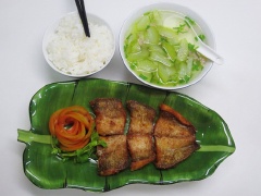 Bày món cá lóc muối sả chiên giòn này ra ăn với cơm trắng nhé!