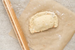 Gấp mép bột cẩn thận để nhân bên trong không bị rơi ra. Lặp lại các bước trên với khối bột còn lại. Nướng pizza trong khoảng 15 - 20 phút hoặc tới khi vỏ bánh có màu vàng nâu.