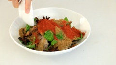 Cho các lần lượt 60gr lá nguyệt quế tươi, 60gr bột ớt, 60gr hoa hồi, 60gr bột thì là, 50gr bột nghệ, 1 muỗng canh tiêu xay, 2 muỗng canh đường thốt nốt, 2 muỗng canh nước mắm và 2 muỗng canh hạt nêm. trộn đều ướp 30 phút.