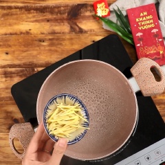 Cho 100gr đường phèn, 10gr gừng thái sợi, 1/3 muỗng cà phê muối và 1.8 lít nước cho tất cả vào nồi đun. Trong khi nồi đang sôi bạn vớt các viên bột từ âu nước lạnh cho vào nấu thêm khoảng 5 phút nữa là xong.