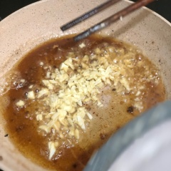Dùng lại dầu còn lại trong chảo chiên cá. Cho tỏi băm và sả vào, phi thơm, khi sả hơi ngà vàng cùng với tỏi, vớt ngay ra ngoài, bỏ dầu nhé, cho sả chiên lên mặt cá.