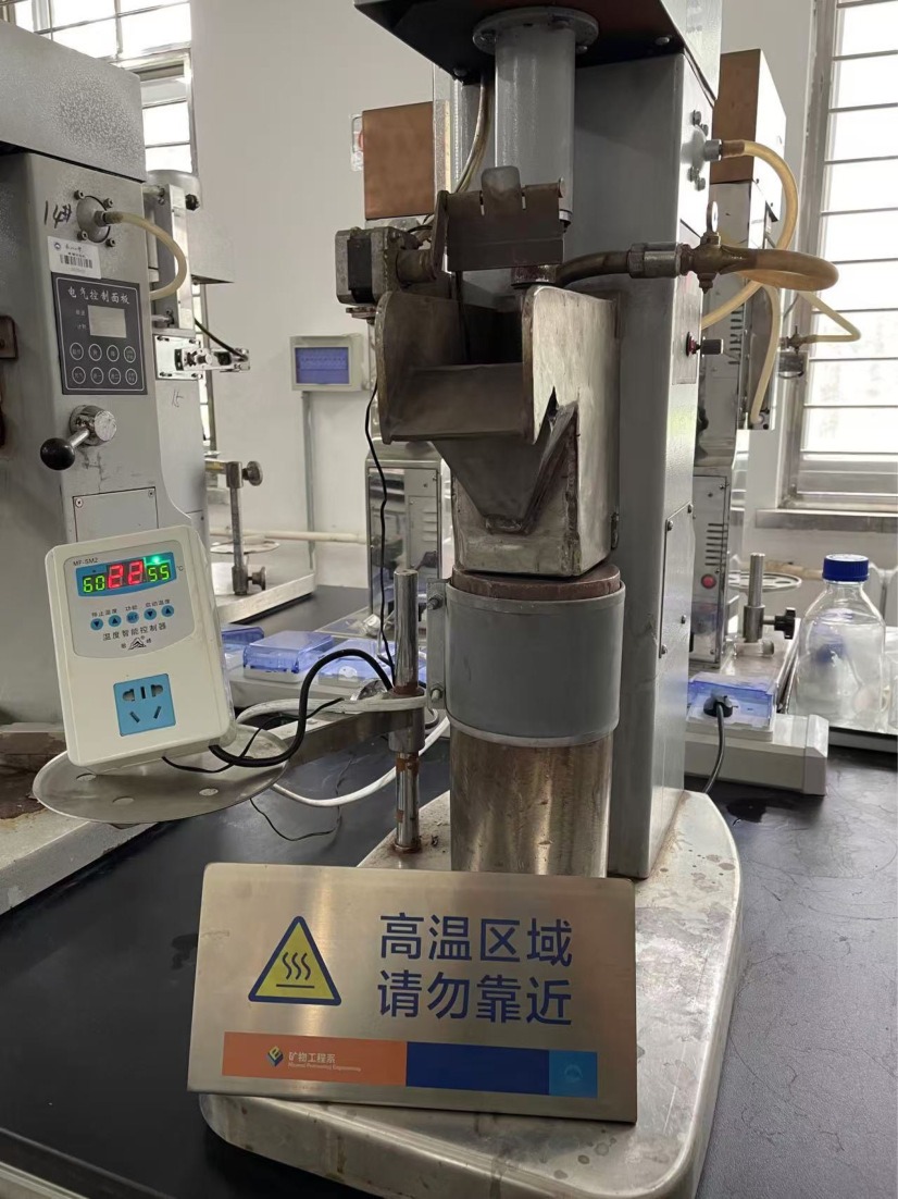 Mineralogical characterization and flotation properties of rare earths in refractory iron tailings subjected to hydrogen-based mineral phase transformation