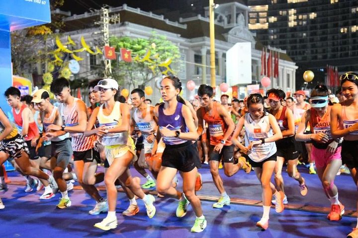 Vận động viên cự ly 42km xuất phát - Báo Tiền Phong