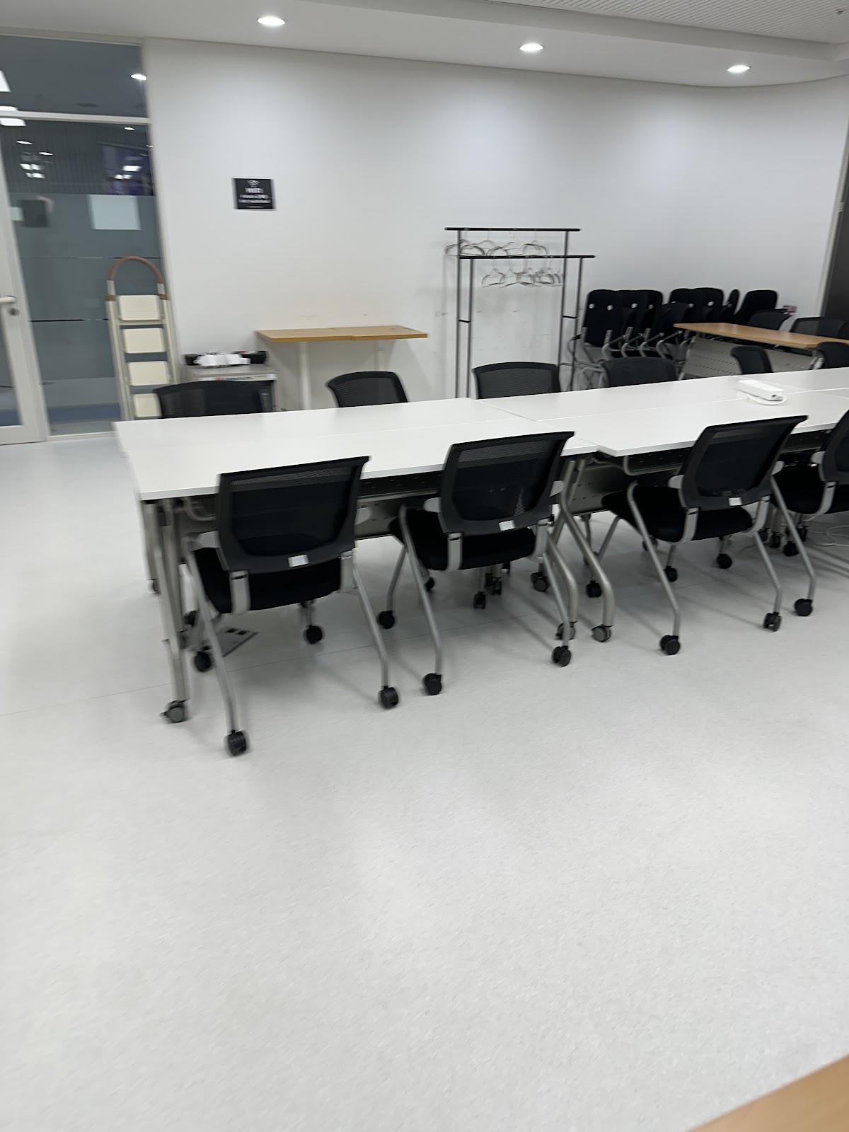 송파 사무실청소 바닥 왁스 박리 작업 장면