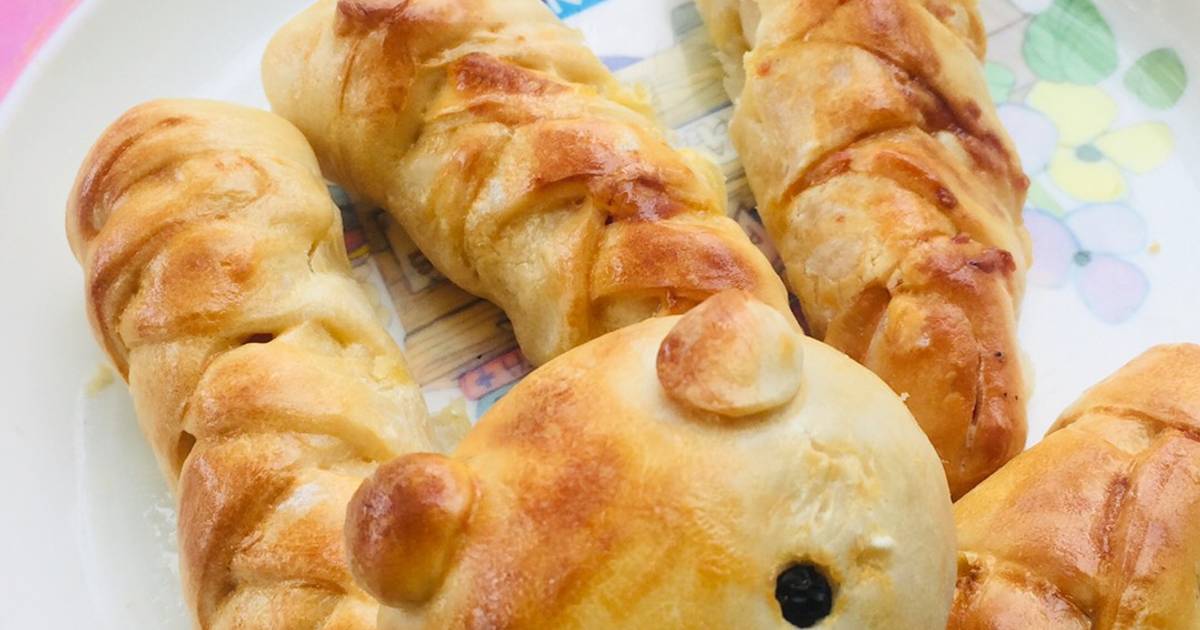 Bánh mì cuộn xúc xích phô mai (con heo)