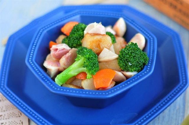 Bánh Gạo Chiên Xào Xúc Xích Cá Ngừ Và Rau Củ