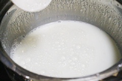 Hòa tan 50g đường, 400ml sữa tươi và 4g bột rau câu vào nồi nhỏ, để yên khoảng 15 phút. Sau đó đặt nồi lên bếp, vừa đun vừa khuấy để bột rau câu tan hoàn toàn.