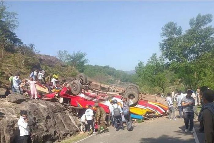 Xe buýt lao khỏi đường khi vào cua, 22 người tử vong - Tạp chí Người Đưa Tin