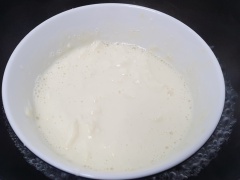 Trộn đều phô mai và sữa tươi. Chuẩn bị một chảo nước, cho phô mai vào đun cách thủy đến khi tan mịn thì thêm gia vị.