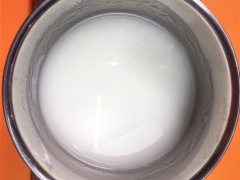 Chuẩn bị nguyên liệu. Gạo vo sạch cho vào nồi, thêm nước rồi nấu chín.