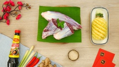 600gr bắp bò (khoảng 2 cái) đem rửa sạch, cắt ra làm đôi. Ướp bắp bò với với 10gr sả băm, 10gr tỏi băm, 10gr gừng băm, 1 muỗng cà phê hạt nêm Maggi và 20ml nước tương đậm đặc Maggi ít nhất 30 phút cho bắp bò thấm gia vị.