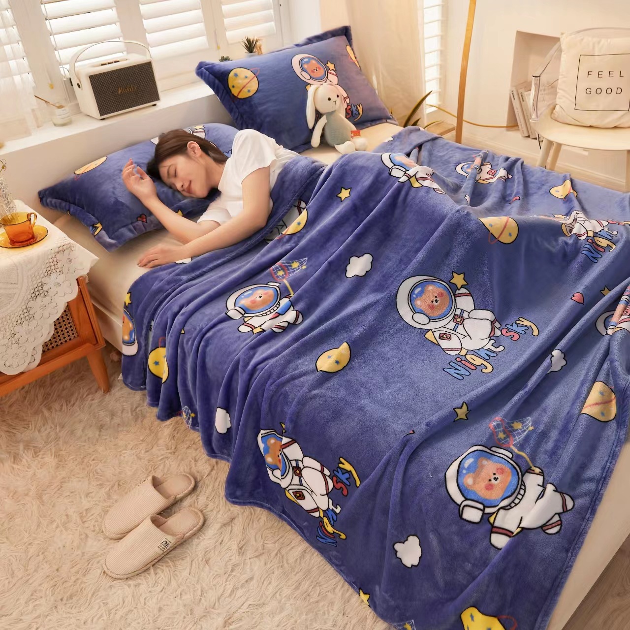 Kuscheldecke aus Milchfaser, Cartoon-Muster