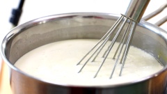 Cho vào nồi lớn 1,5 lít sữa tươi không đường và 50gr gelatin bột, khuấy đều cho gelatin tan vào sữa. Đun nóng nhẹ cho hỗn hợp sôi lăn tăn thì tắt bếp. Để nguội hỗn hợp.