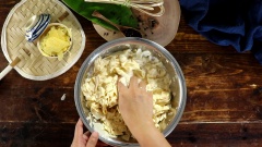 Với 1 kg tàu hũ ky đã bóp mềm và vắt ráo nước, bạn cho thêm 10gr muối, bóp đến khi thấy ra bọt thì cho vào túi lọc vắt ráo nước.