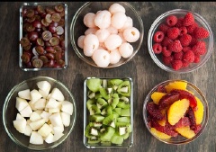 Chuẩn bị những loại trái cây mà bạn thích và sơ chế thành miếng vừa ăn.